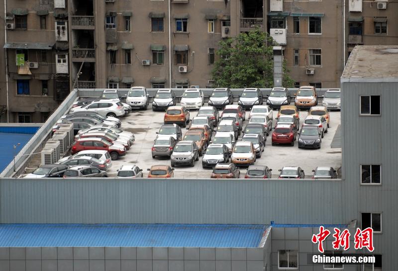 50余辆汽车停楼顶 宜昌4s店顶层成“停车场”