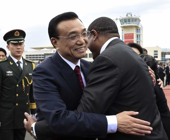 李克强结束埃塞之行，埃总理夫妇机场欢送