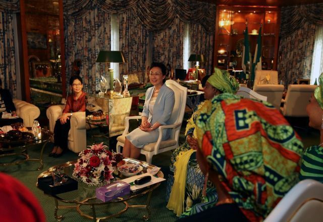 李克强总理夫人程虹与尼日利亚妇女代表座谈