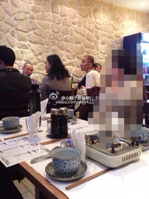 组图：周迅与男友巴黎吃火锅 捏脸互动有爱