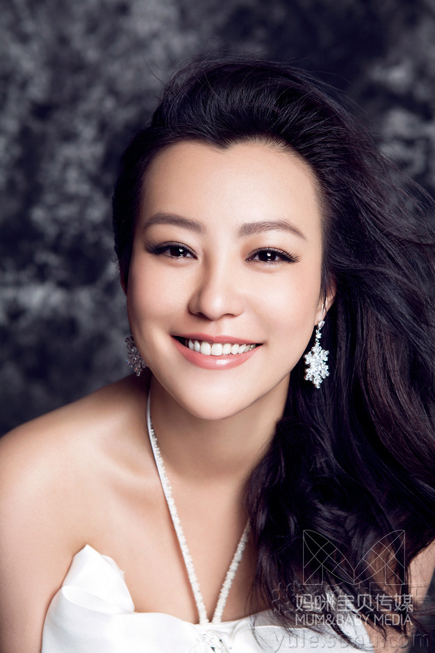 郝蕾与双胞胎儿子写真曝光 尽显女人魅力