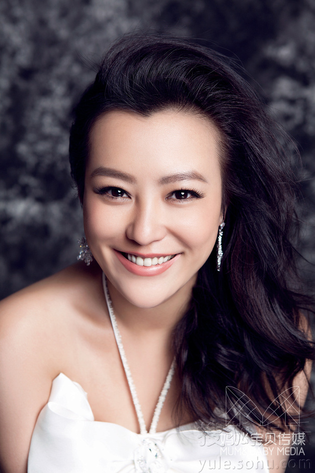 郝蕾与双胞胎儿子写真曝光 尽显女人魅力