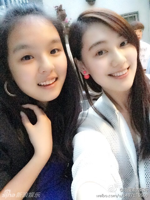 哈文全家与友聚会 李咏与女儿关系似朋友