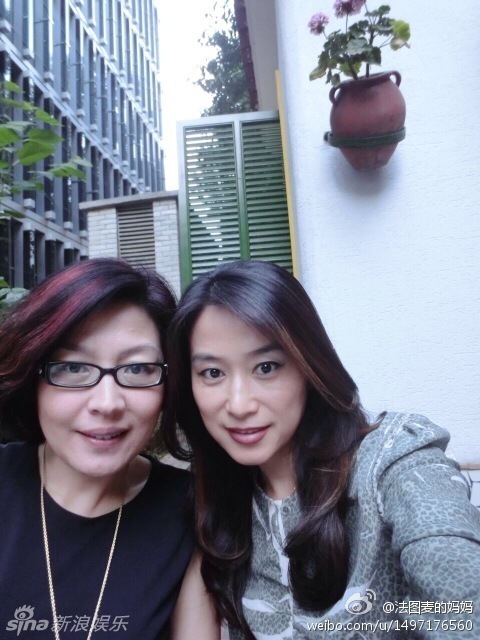 哈文全家与友聚会 李咏与女儿关系似朋友