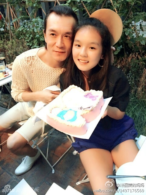哈文全家与友聚会 李咏与女儿关系似朋友