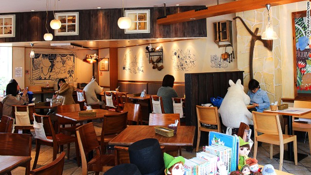 玩偶饭友：东京“姆明咖啡屋”走红网络
