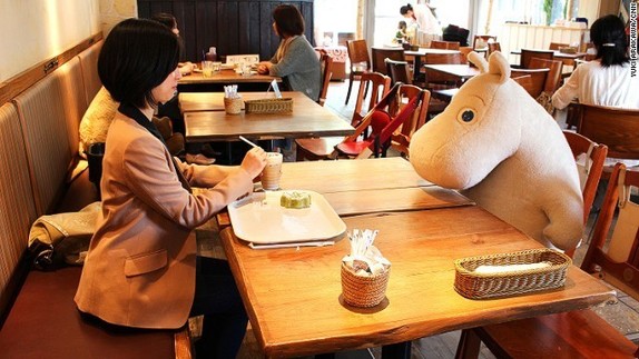玩偶饭友：东京“姆明咖啡屋”走红网络