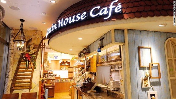 玩偶饭友：东京“姆明咖啡屋”走红网络