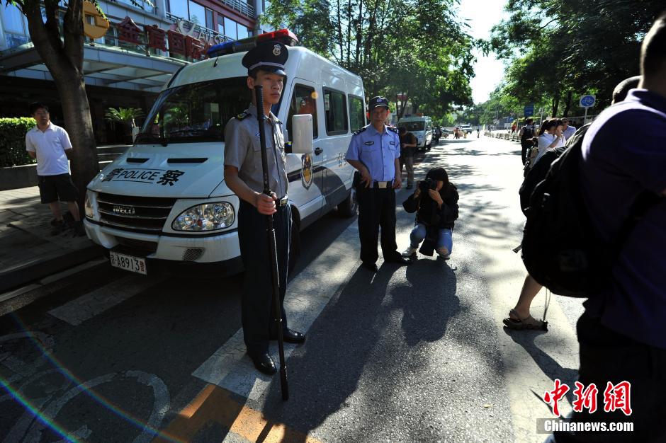 2014高考大幕拉开 北京警察配枪护航高考