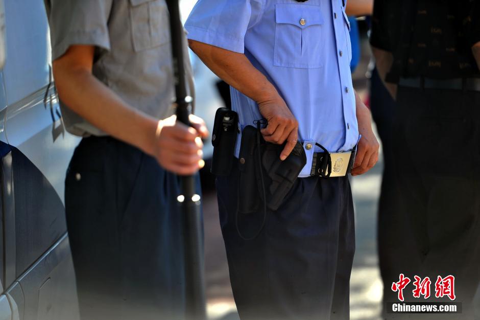 2014高考大幕拉开 北京警察配枪护航高考