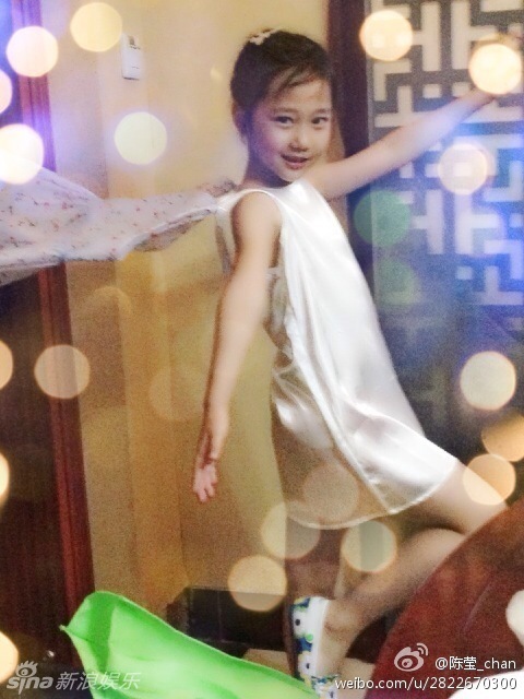 《还珠》曝罕见搞怪照 柳红8岁女儿漂亮