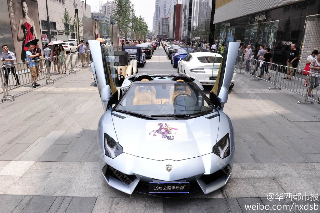 成都：百辆豪车扎堆引围观