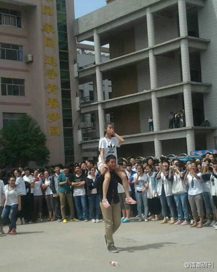 告别“地下情” 高三情侣高调步出考场
