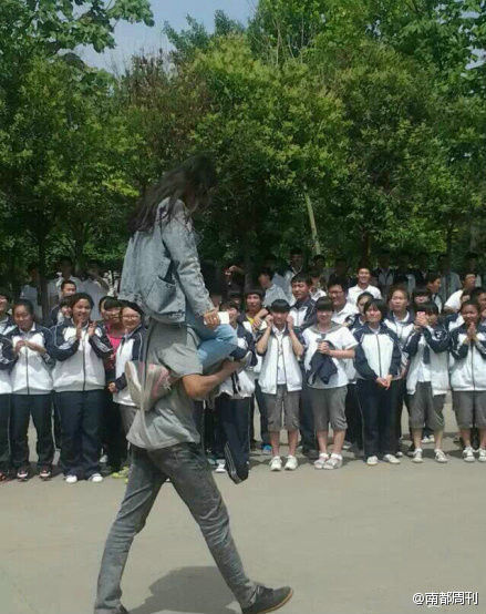 告别“地下情” 高三情侣高调步出考场