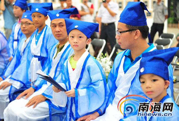 三亚兰花世界举办父亲节主题活动 孩子跪拜感恩父爱
