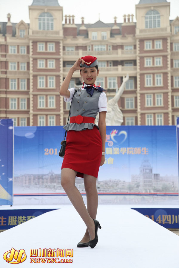 “中国最美校服”发布：准空姐空少当模特胜似拍大片