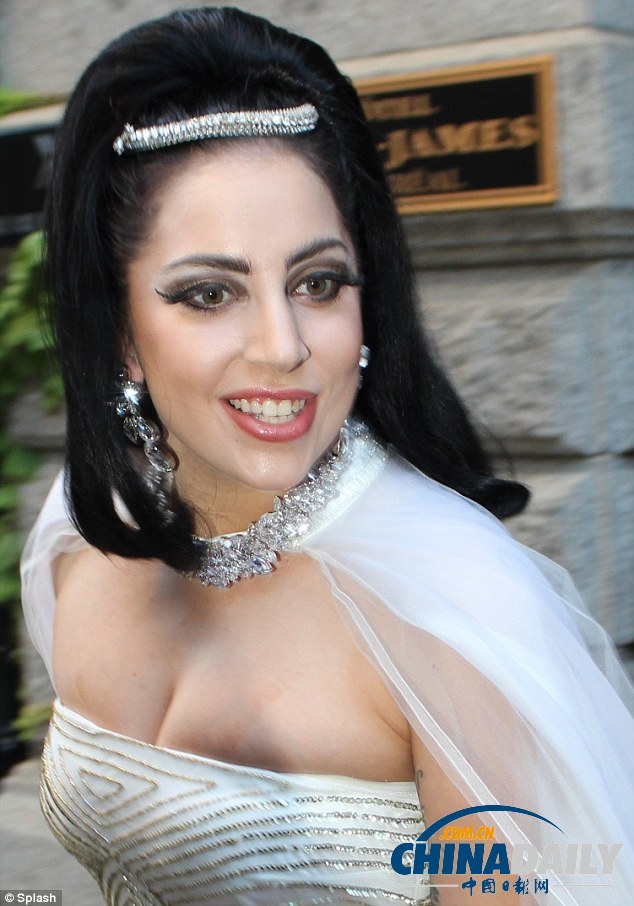 Lady Gaga穿婚纱浓妆亮相 疑似再度发福