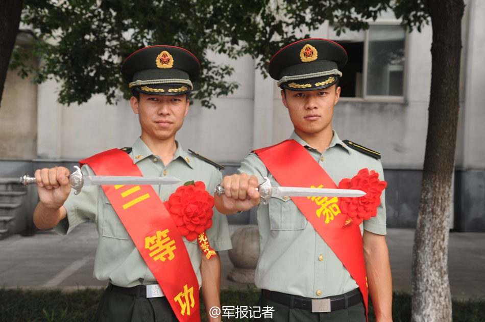 南京政治学院为毕业学员配发佩剑和军人身份牌(高清组图)