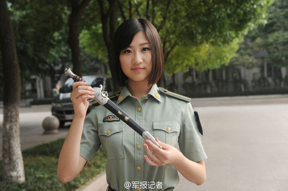 南京政治学院为毕业学员配发佩剑和军人身份牌(高清组图)
