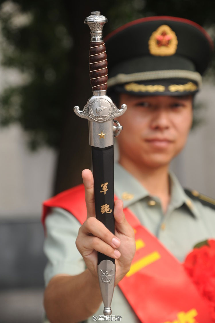 南京政治学院为毕业学员配发佩剑和军人身份牌(高清组图)