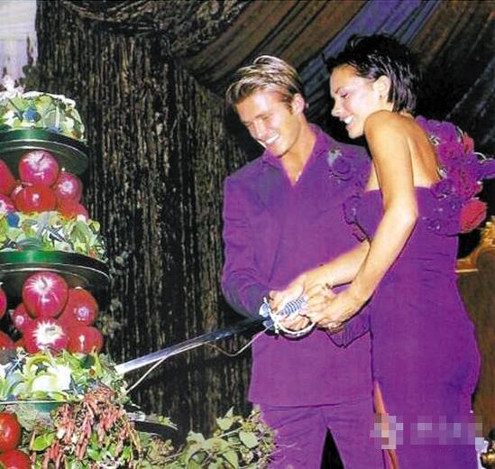 维多利亚晒婚礼私照 庆祝结婚15年