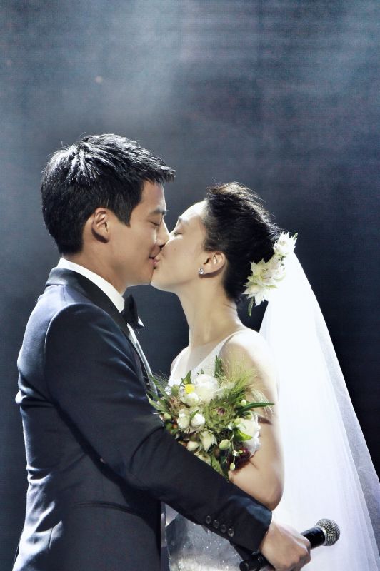 周迅高圣远婚礼现场热吻秀婚戒 坦承正在努力造人