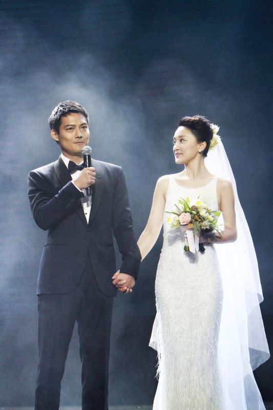 周迅高圣远婚礼现场热吻秀婚戒 坦承正在努力造人