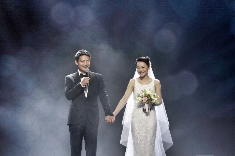 周迅高圣远婚礼现场热吻秀婚戒 坦承正在努力造人