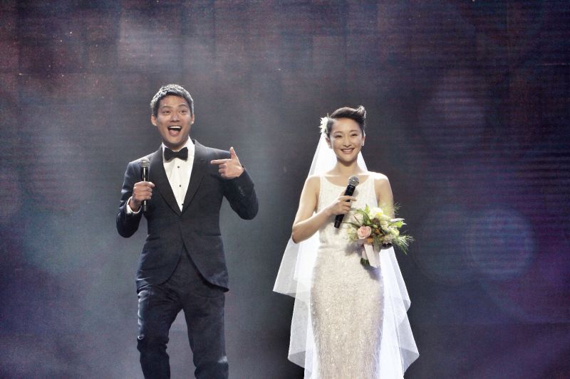 周迅高圣远婚礼现场热吻秀婚戒 坦承正在努力造人