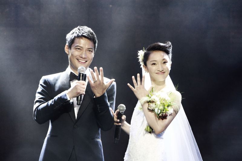 周迅高圣远婚礼现场热吻秀婚戒 坦承正在努力造人