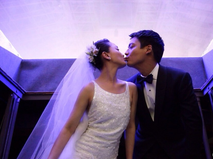 周迅高圣远婚礼现场热吻秀婚戒 坦承正在努力造人