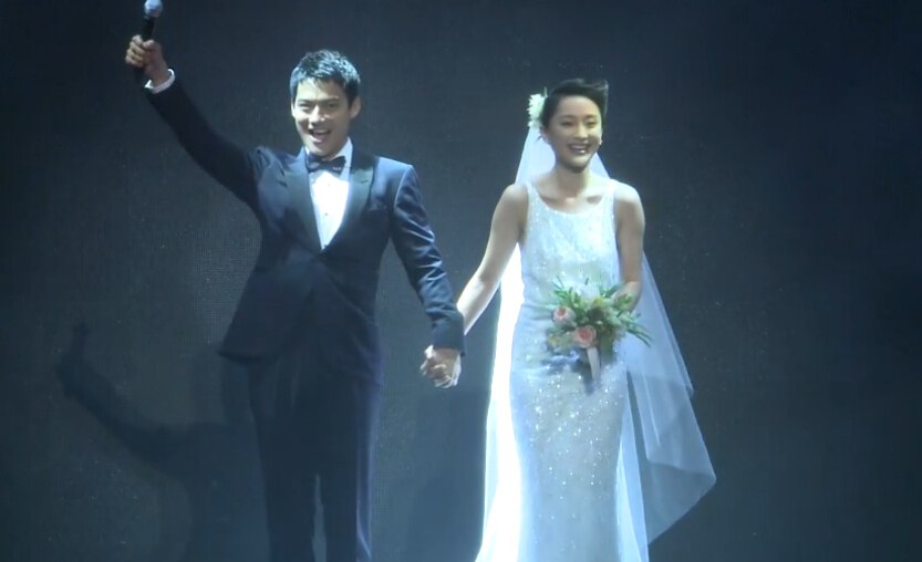 周迅高圣远婚礼现场热吻秀婚戒 坦承正在努力造人