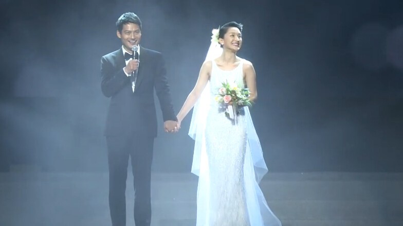 周迅高圣远婚礼现场热吻秀婚戒 坦承正在努力造人