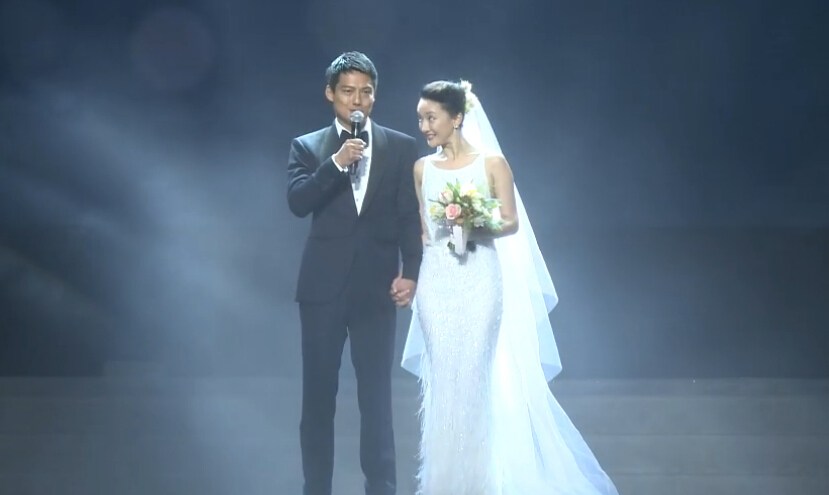周迅高圣远婚礼现场热吻秀婚戒 坦承正在努力造人