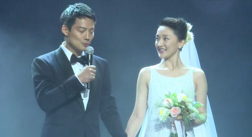 周迅高圣远婚礼现场热吻秀婚戒 坦承正在努力造人