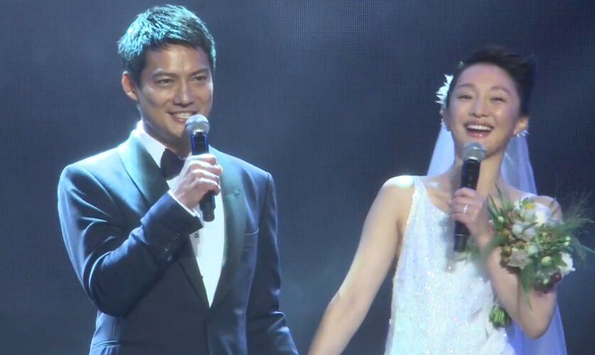 周迅高圣远婚礼现场热吻秀婚戒 坦承正在努力造人