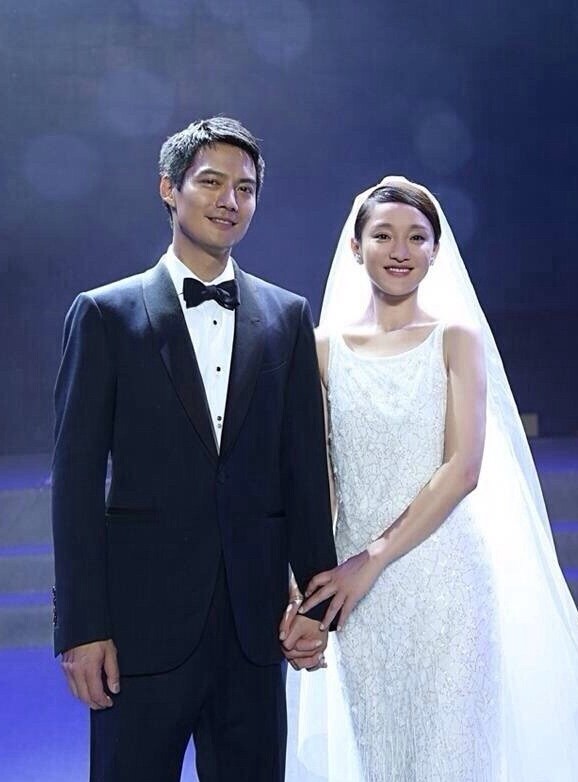 周迅高圣远婚礼现场热吻秀婚戒 坦承正在努力造人