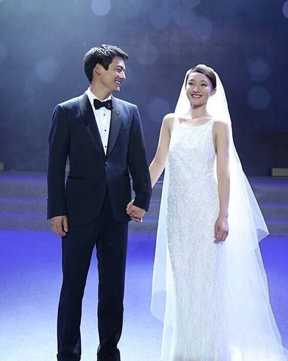 周迅高圣远婚礼现场热吻秀婚戒 坦承正在努力造人