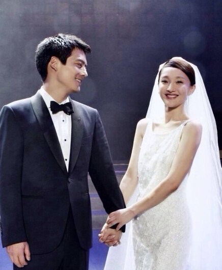 周迅高圣远婚礼现场热吻秀婚戒 坦承正在努力造人