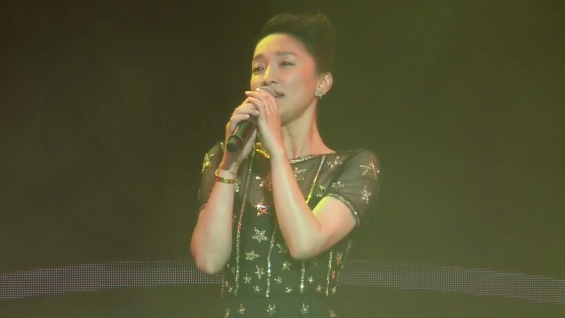 周迅高圣远婚礼现场热吻秀婚戒 坦承正在努力造人