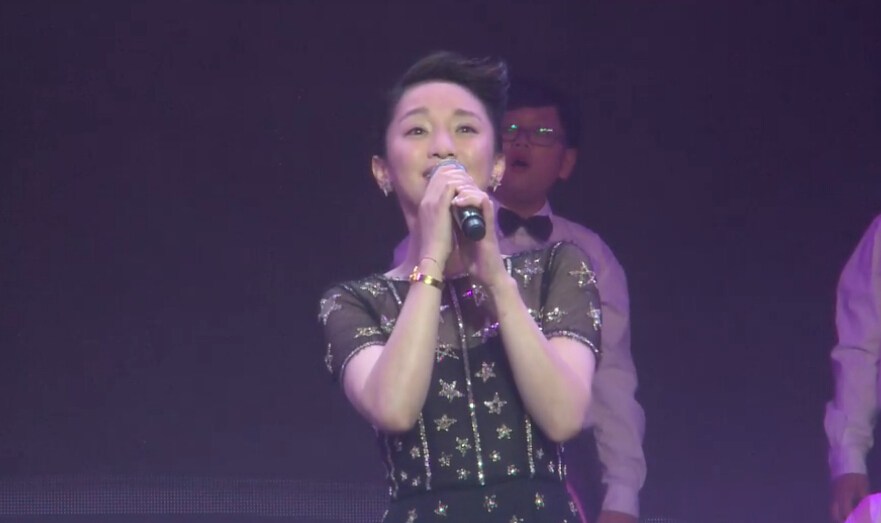 周迅高圣远婚礼现场热吻秀婚戒 坦承正在努力造人