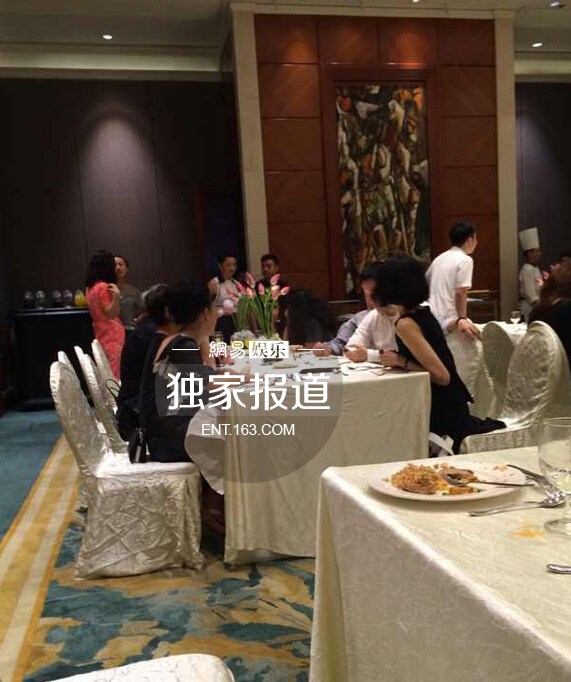 周迅高圣远婚礼现场热吻秀婚戒 坦承正在努力造人
