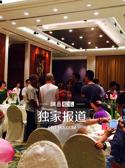 周迅高圣远婚礼现场热吻秀婚戒 坦承正在努力造人