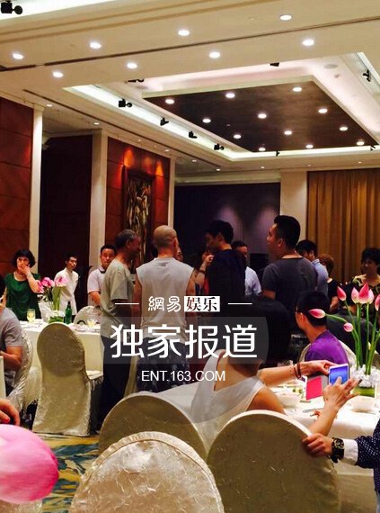 周迅高圣远婚礼现场热吻秀婚戒 坦承正在努力造人