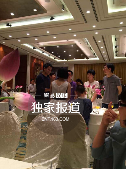 周迅高圣远婚礼现场热吻秀婚戒 坦承正在努力造人