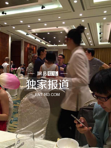 周迅高圣远婚礼现场热吻秀婚戒 坦承正在努力造人
