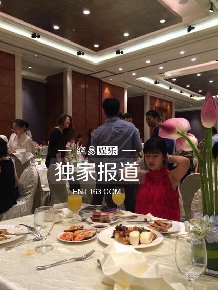 周迅高圣远婚礼现场热吻秀婚戒 坦承正在努力造人