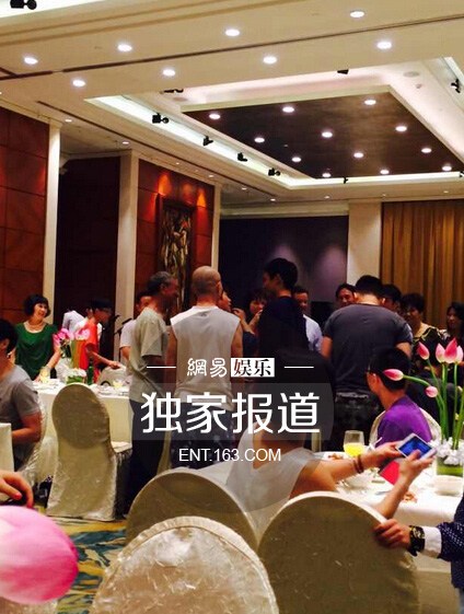 周迅高圣远婚礼现场热吻秀婚戒 坦承正在努力造人