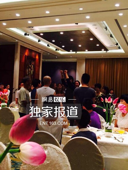 周迅高圣远婚礼现场热吻秀婚戒 坦承正在努力造人