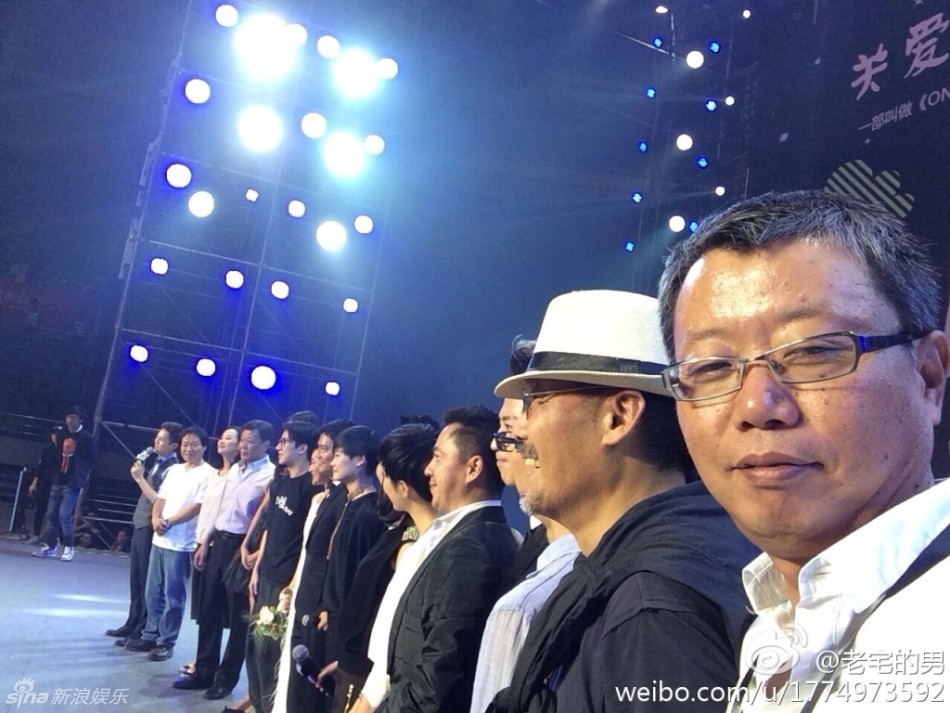 周迅结婚众星观礼 李宇春谢娜与新人合影